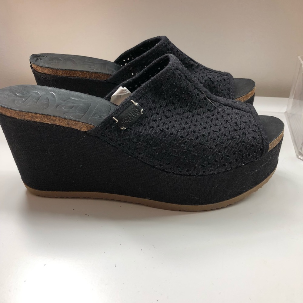 Black wedges
